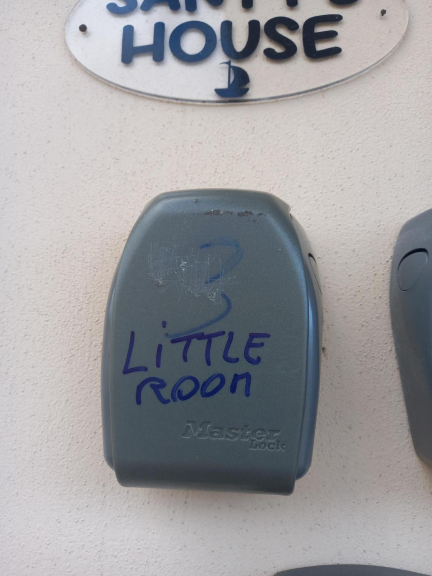 A Santy'S Rooms-Bagnocondiviso Sharedboth Room2Piano-No Lift-3Chilom A Piedi Xaeroporto-A Pagamento Shuttle Air Condizextra Bed Extrabed For A Fee-3 Minuti Bus Xfieradiroma-10 Minutes Stop Bus To Rome In50 Minutes Trafficpermitting Are You To Rome Fiumicino Kamer foto